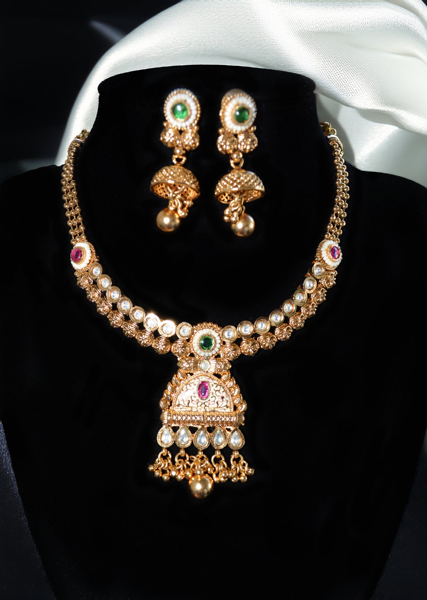 Fine Gold Finish Kundan Necklace